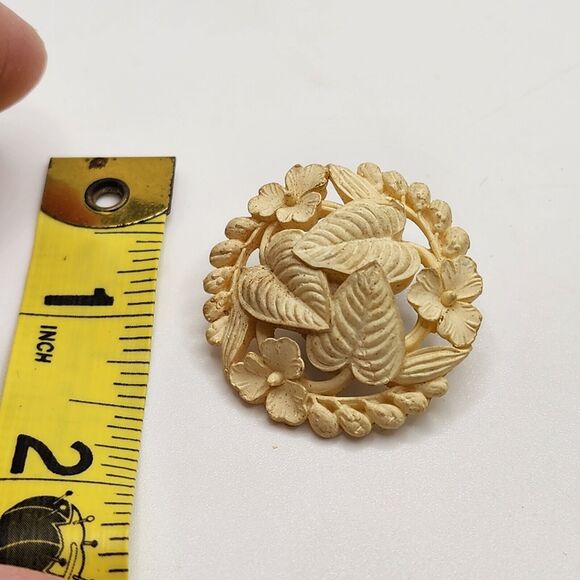 50's Vintage Large Celluloid Cream Carved Leaves Clip On Earrings Round Light - Picture 4 of 4
